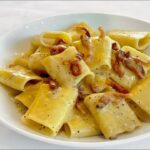 PACCHERI ΜΕ ΚΑΠΝΙΣΤΟ ΤΥΡΙ ΜΕΤΣΟΒΟΥ ΚΑΙ GUANCIALE